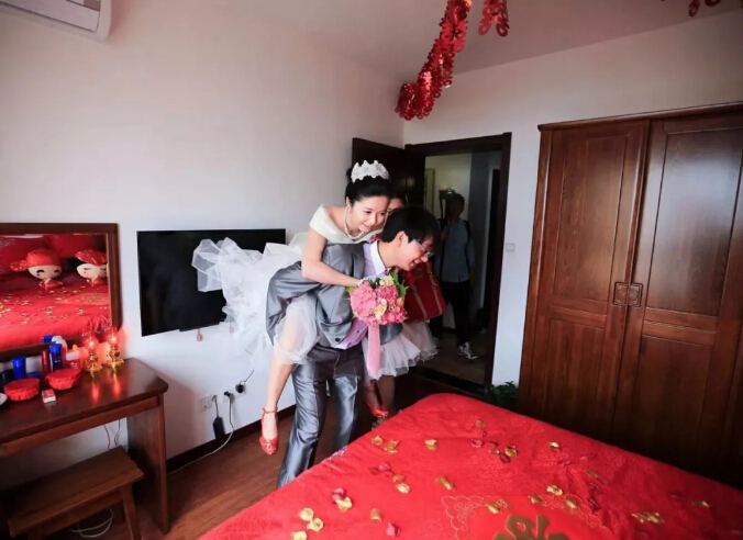 “買套實(shí)木家具，送你個(gè)老婆！你虧不虧？”