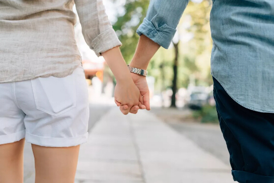 “買套實(shí)木家具，送你個(gè)老婆！你虧不虧？”