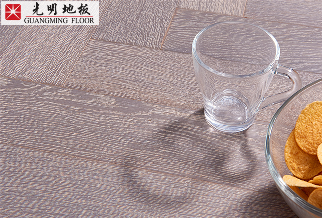 雨季來臨濕氣重，實(shí)木地板需養(yǎng)護(hù)