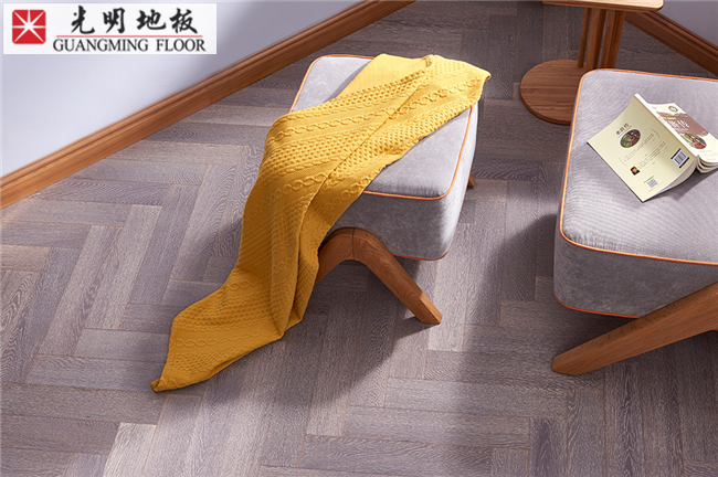 雨季來臨濕氣重，實(shí)木地板需養(yǎng)護(hù)